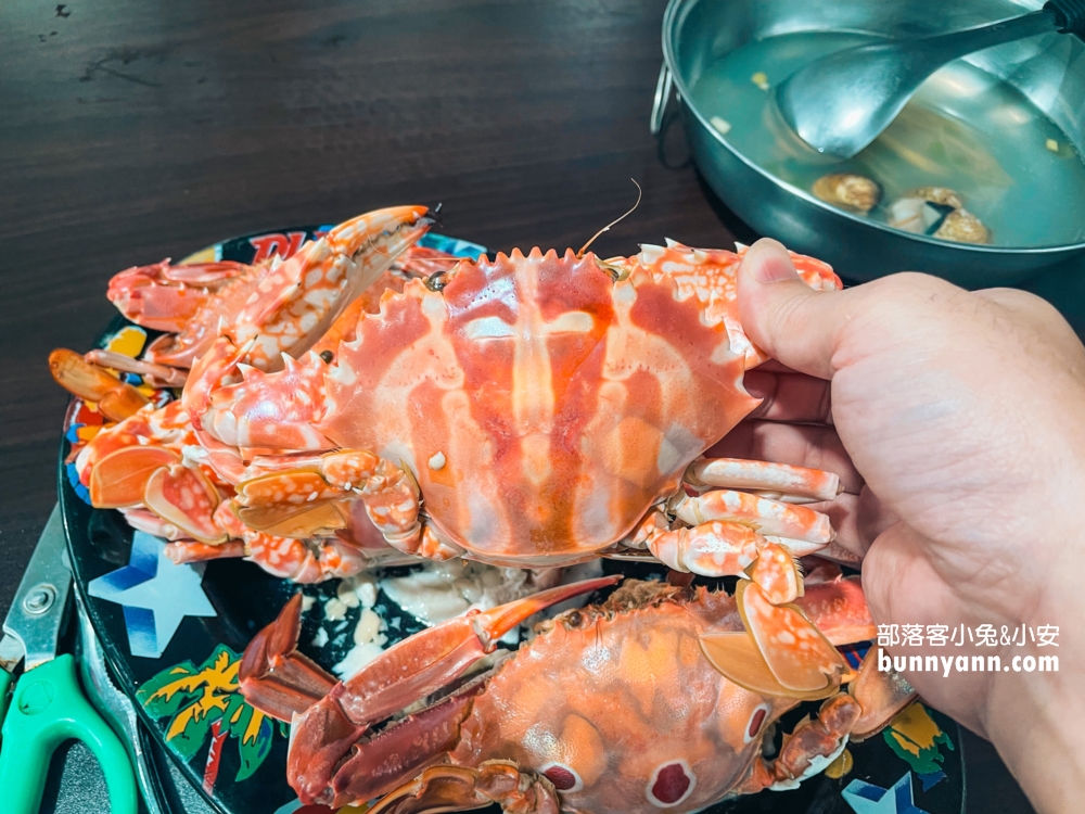 萬里【三協香萬里蟹】賣著當地盛產的螃蟹與各類海產，還有粒粒飽滿文蛤湯與新鮮小卷！