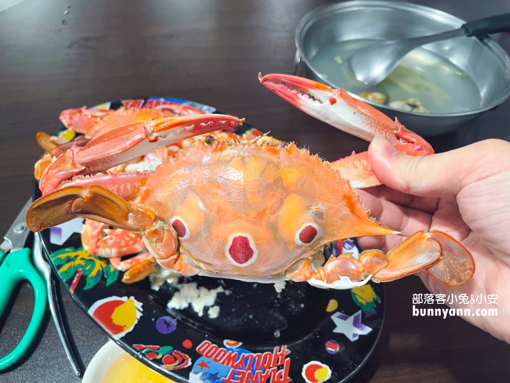 萬里【三協香萬里蟹】賣著當地盛產的螃蟹與各類海產，還有粒粒飽滿文蛤湯與新鮮小卷！