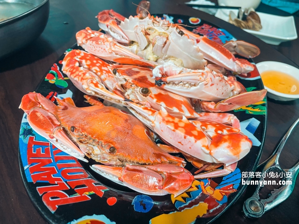 萬里【三協香萬里蟹】賣著當地盛產的螃蟹與各類海產，還有粒粒飽滿文蛤湯與新鮮小卷！
