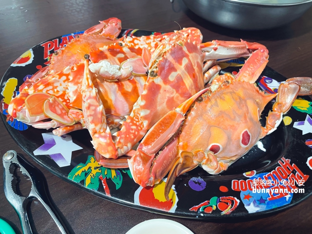 萬里【三協香萬里蟹】賣著當地盛產的螃蟹與各類海產，還有粒粒飽滿文蛤湯與新鮮小卷！