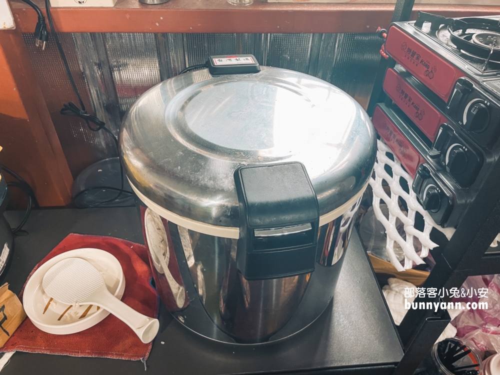 萬里【三協香萬里蟹】賣著當地盛產的螃蟹與各類海產，還有粒粒飽滿文蛤湯與新鮮小卷！