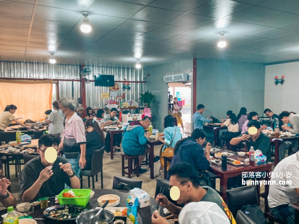 萬里【三協香萬里蟹】賣著當地盛產的螃蟹與各類海產，還有粒粒飽滿文蛤湯與新鮮小卷！