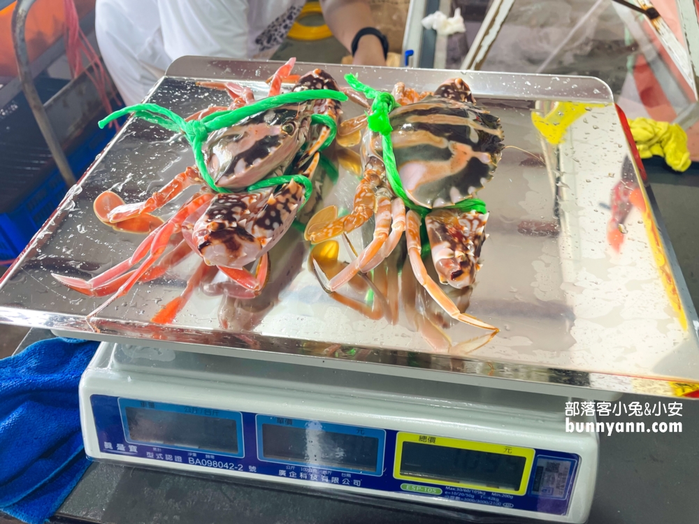 萬里【三協香萬里蟹】賣著當地盛產的螃蟹與各類海產，還有粒粒飽滿文蛤湯與新鮮小卷！