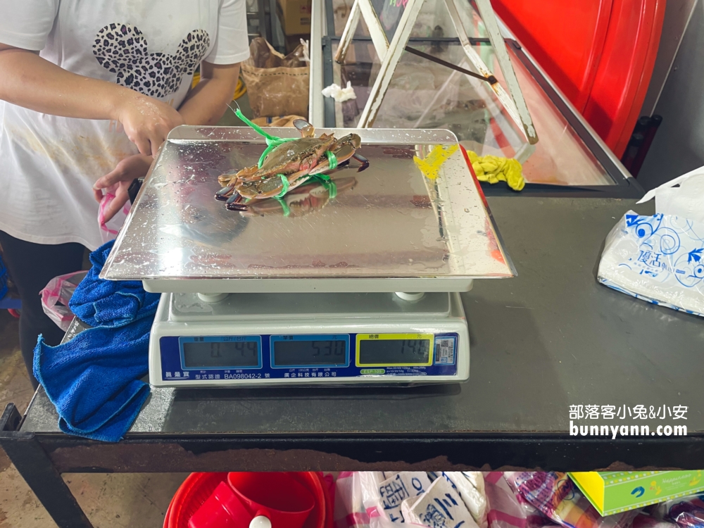萬里【三協香萬里蟹】賣著當地盛產的螃蟹與各類海產，還有粒粒飽滿文蛤湯與新鮮小卷！