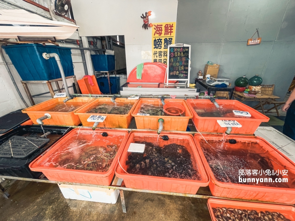 萬里【三協香萬里蟹】賣著當地盛產的螃蟹與各類海產，還有粒粒飽滿文蛤湯與新鮮小卷！