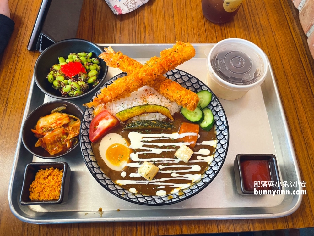 紙教堂附近好吃咖哩飯「山上山下」🌿這間店濃厚日系風格好吃又好拍
