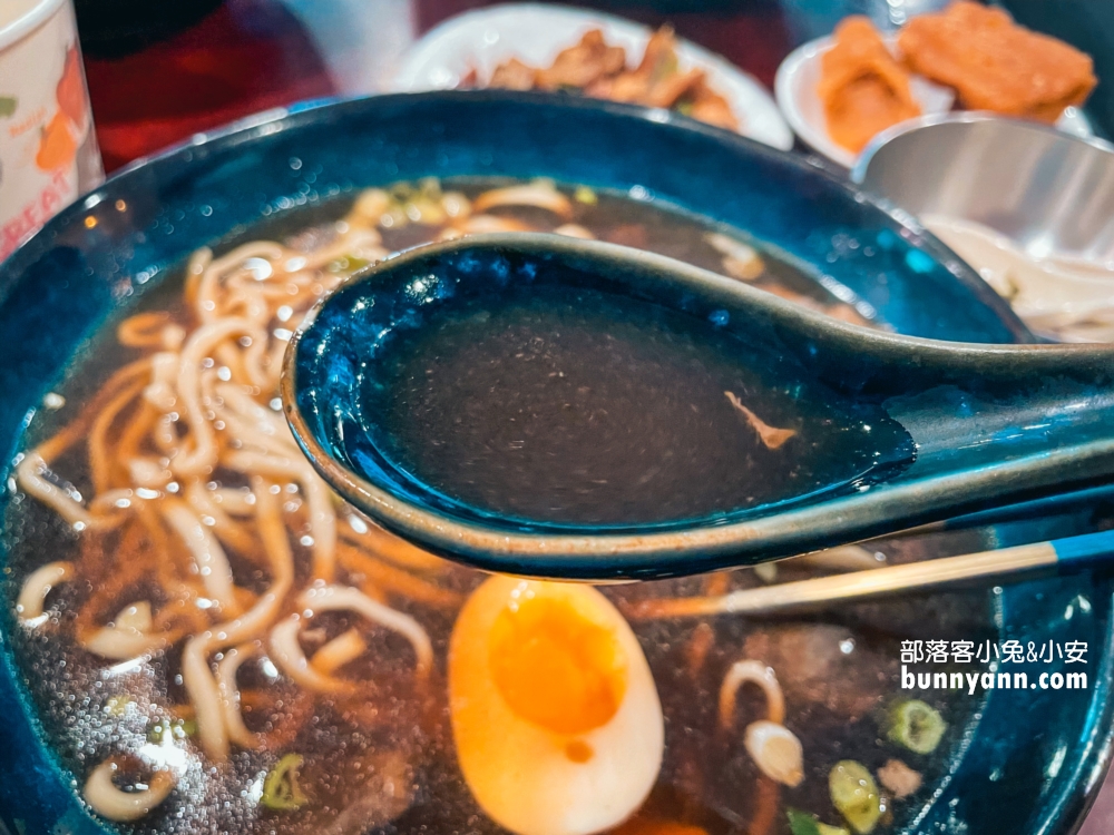 苗栗【牛宮牛肉麵】可以免費加洋蔥和豌豆苗，湯頭有藥膳味