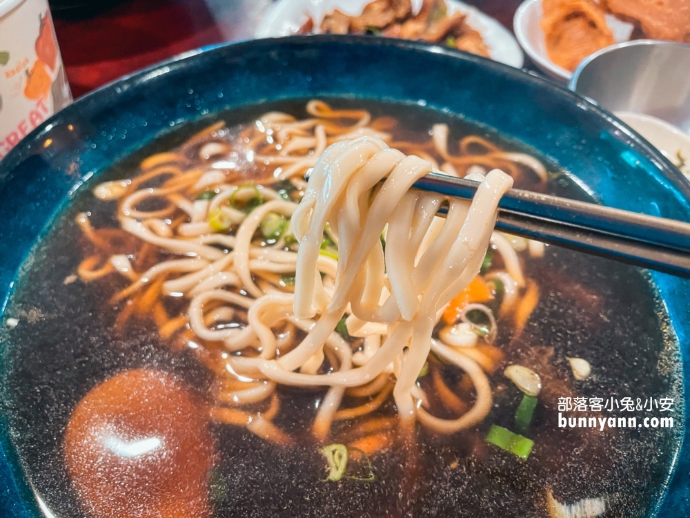苗栗【牛宮牛肉麵】可以免費加洋蔥和豌豆苗，湯頭有藥膳味