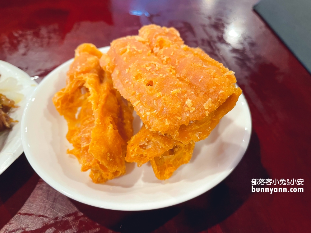 苗栗【牛宮牛肉麵】可以免費加洋蔥和豌豆苗，湯頭有藥膳味