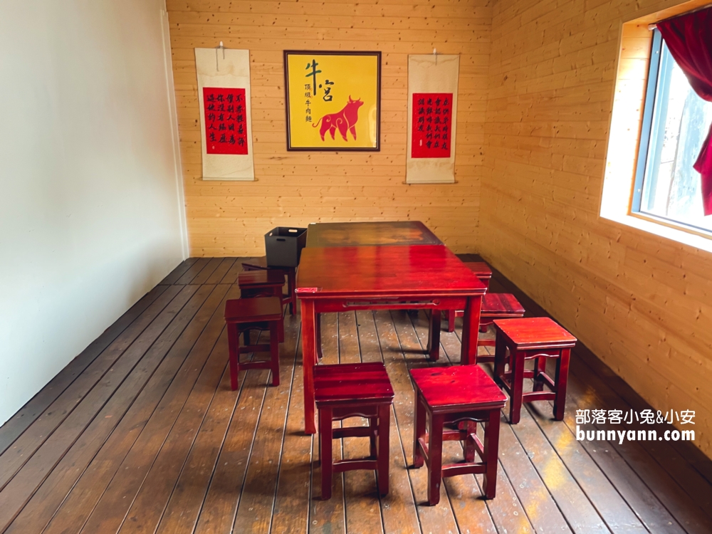 苗栗【牛宮牛肉麵】可以免費加洋蔥和豌豆苗，湯頭有藥膳味