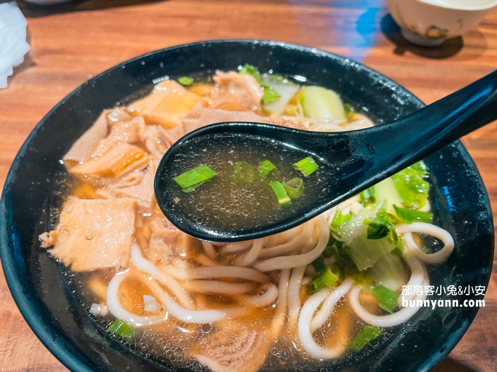 桃園【呷霸牛肉麵南平店】來店還能免費加湯加麵，CP值超高！
