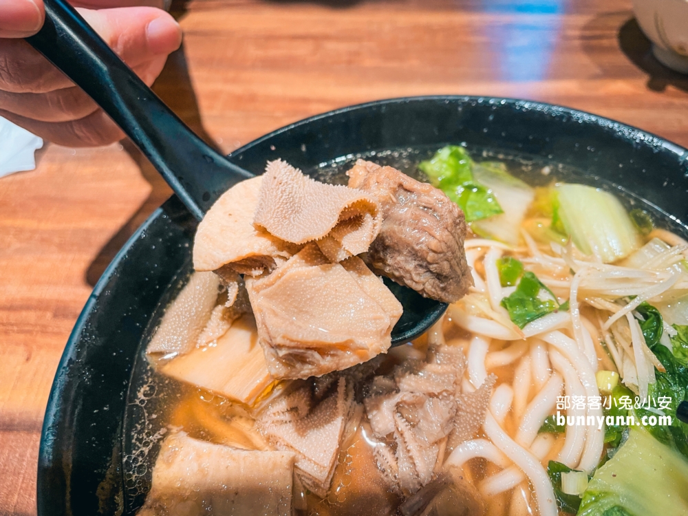桃園【呷霸牛肉麵南平店】來店還能免費加湯加麵，CP值超高！