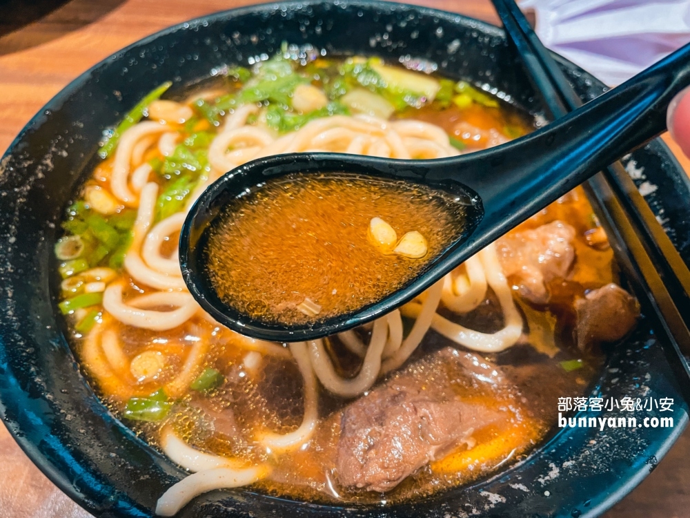 桃園【呷霸牛肉麵南平店】來店還能免費加湯加麵，CP值超高！