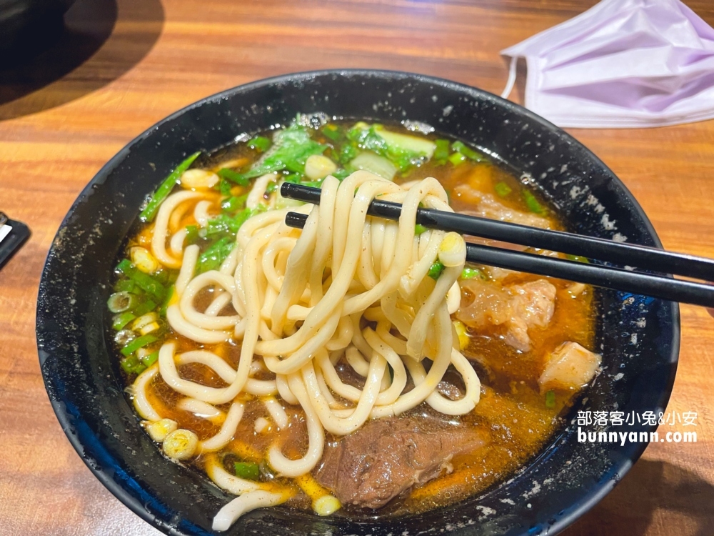 桃園【呷霸牛肉麵南平店】來店還能免費加湯加麵，CP值超高！