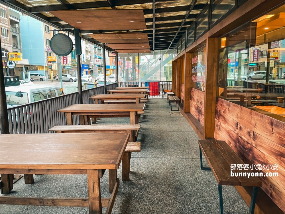 桃園【呷霸牛肉麵南平店】來店還能免費加湯加麵，CP值超高！