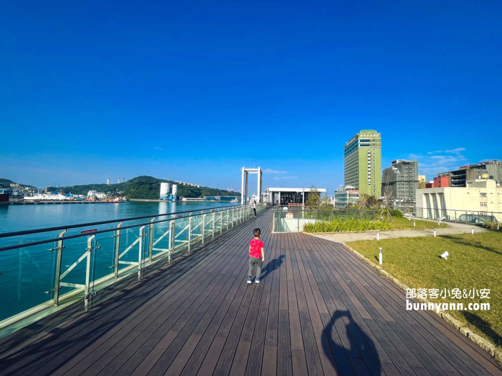 東岸旅客中心｜基隆港好食城AR虛擬實境「與鯨鯊共游」也太夢幻了。