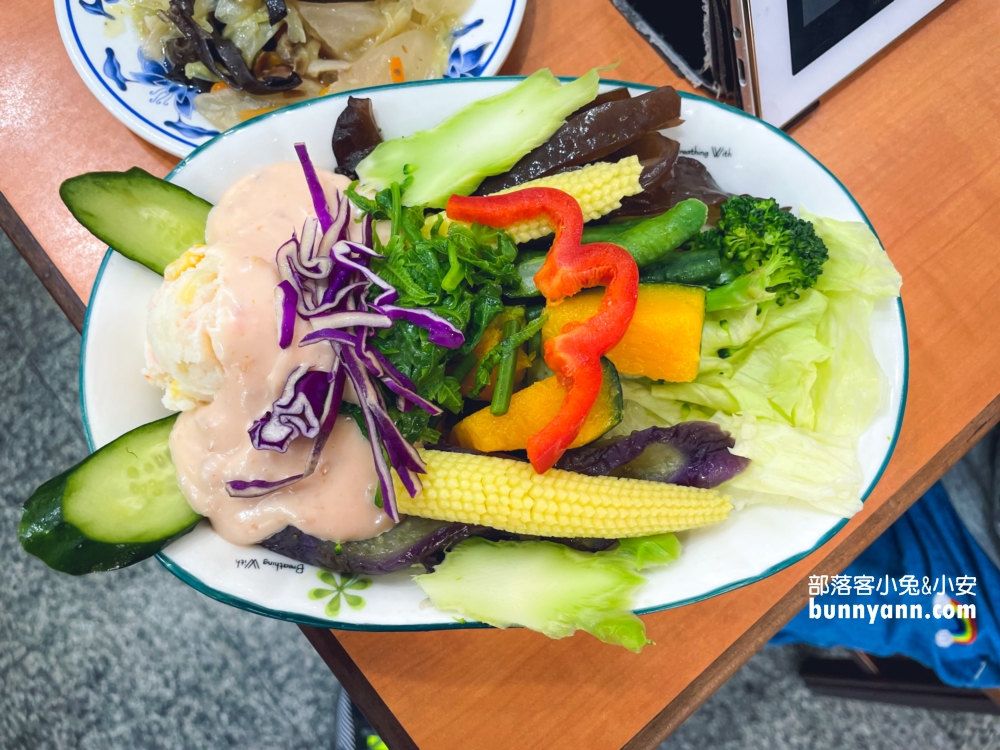 【民主火雞肉飯】小菜好好吃的火雞肉飯店家，備有停車場呢