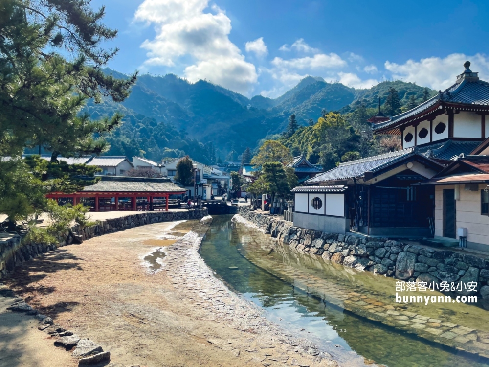 日本【嚴島神社】漂浮海上紅色鳥居，島上好多小鹿散步。