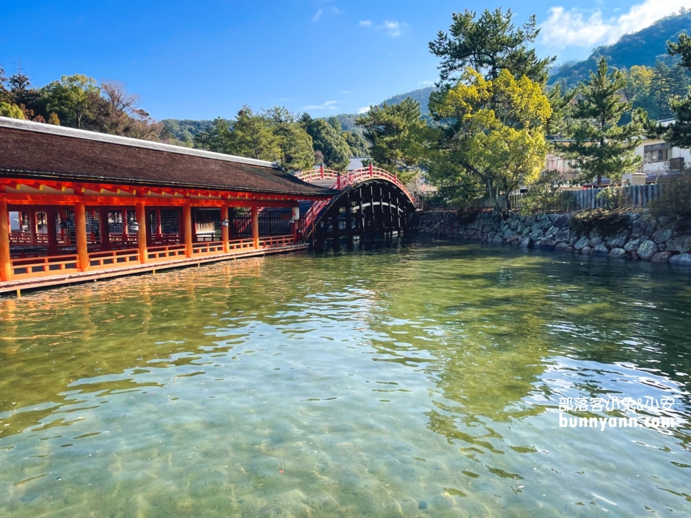 日本【嚴島神社】漂浮海上紅色鳥居，島上好多小鹿散步。