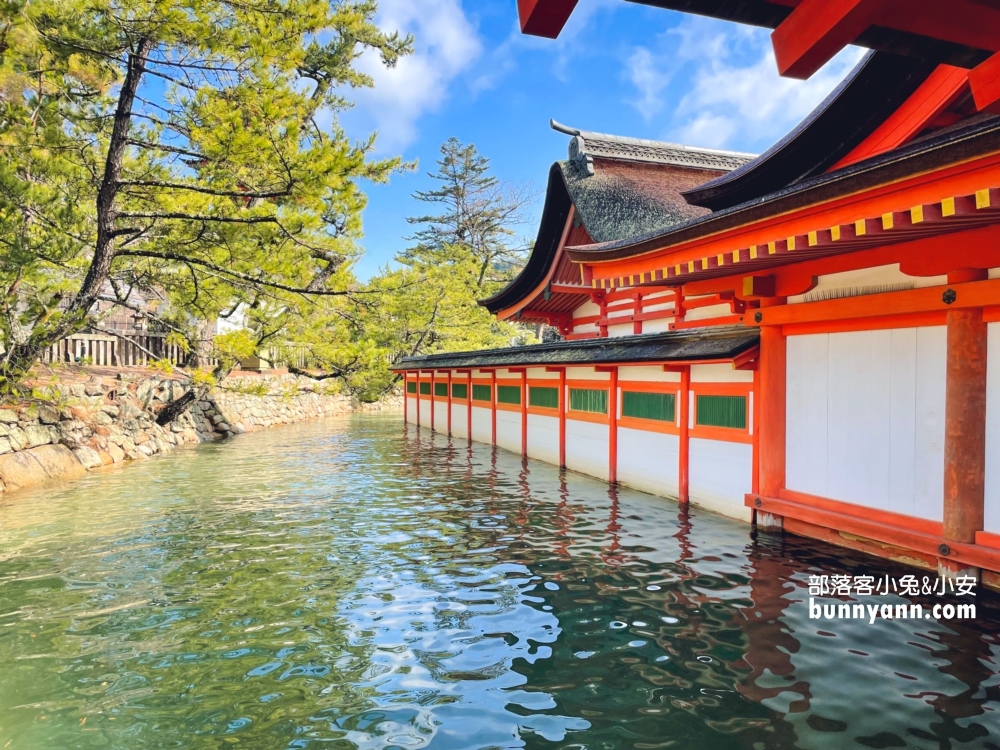 日本【嚴島神社】漂浮海上紅色鳥居，島上好多小鹿散步。