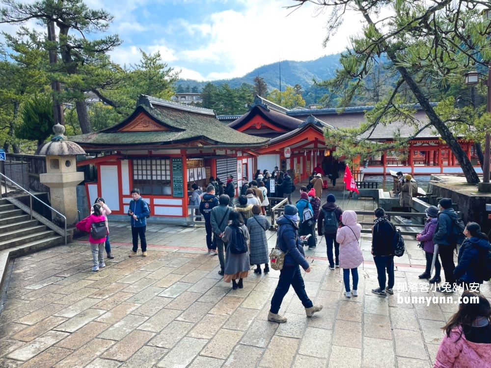 日本【嚴島神社】漂浮海上紅色鳥居，島上好多小鹿散步。