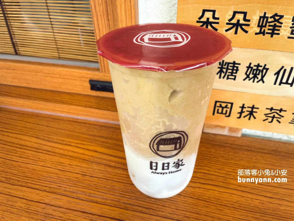 彰化【日日家綠豆沙牛奶專製所】排隊10分鐘飲料店，綠豆沙鮮奶和重乳拿鐵都好喝
