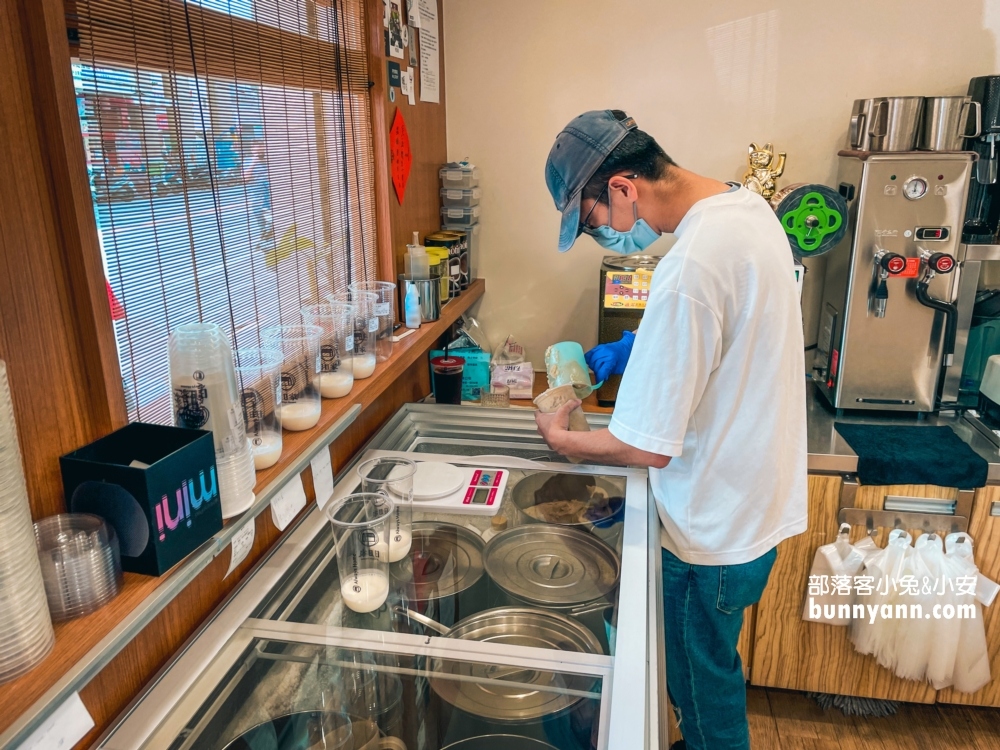 彰化【日日家綠豆沙牛奶專製所】排隊10分鐘飲料店，綠豆沙鮮奶和重乳拿鐵都好喝