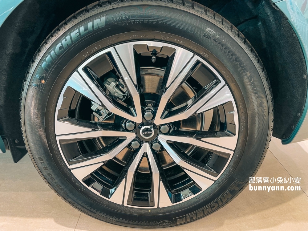 【VolvoXC60】富豪2023新版休旅車，現場實車拍照、配備與價錢!!