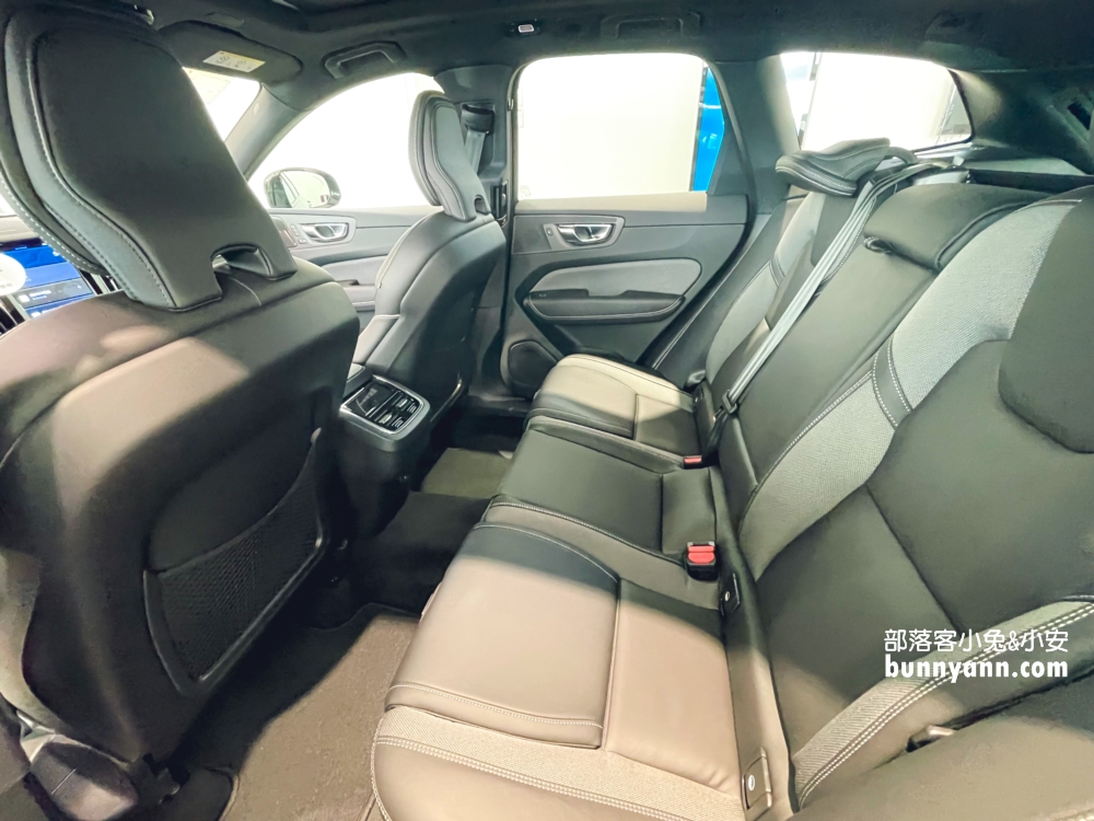 【VolvoXC60】富豪2023新版休旅車，現場實車拍照、配備與價錢!!