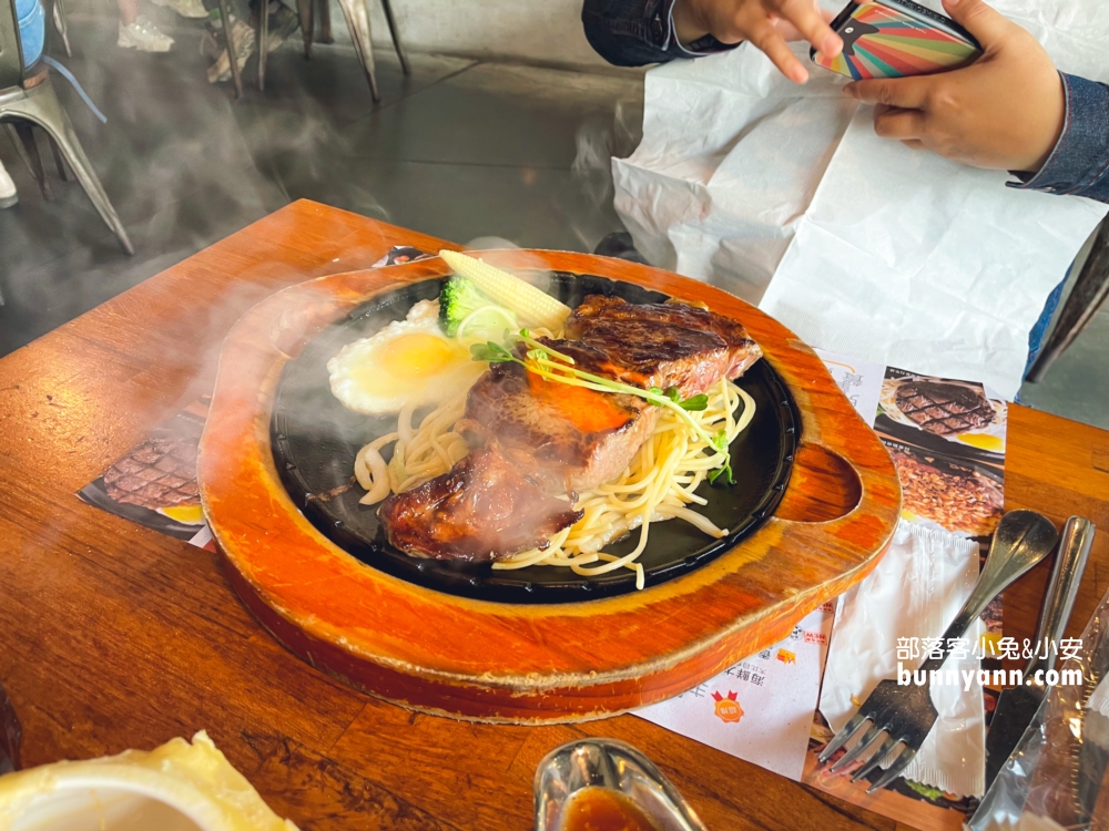 宜蘭【來來牛排館】牛排的肉質鮮嫩多汁，價格也很實在，CP值真的超高！