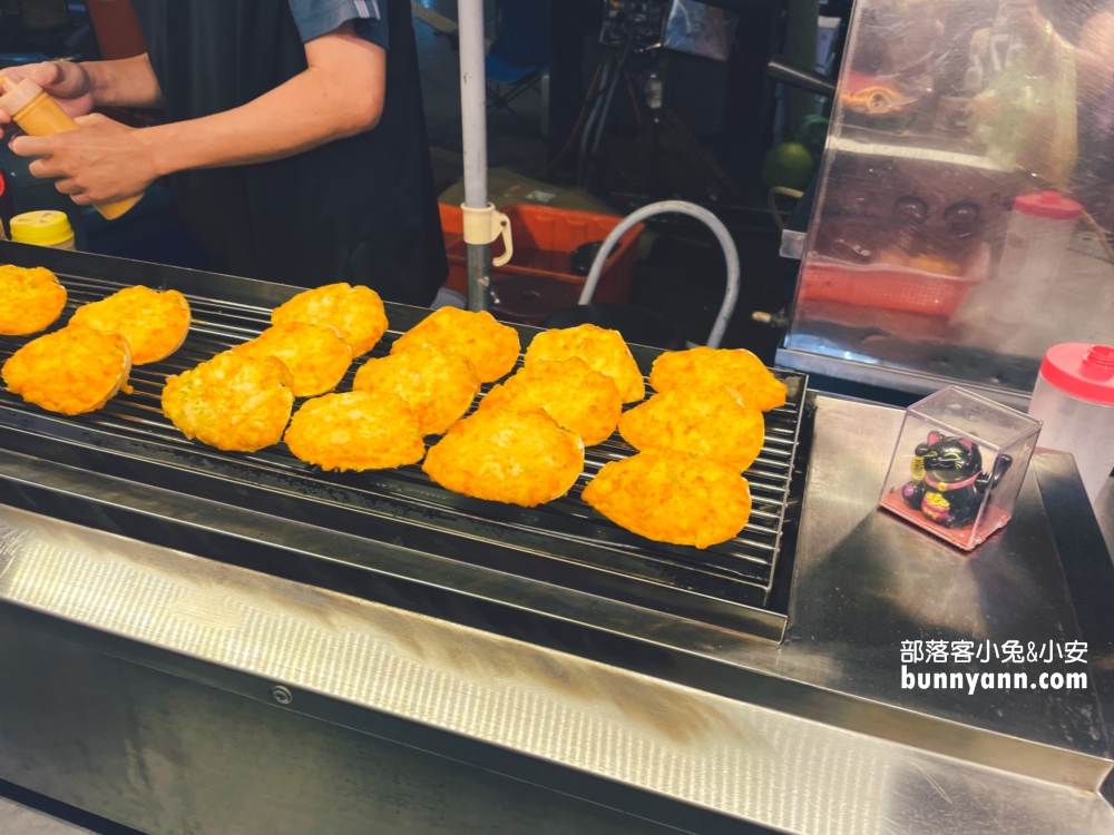 新北【樂華夜市】營業時間到凌晨12點，想吃宵夜的人不妨來此尋找。