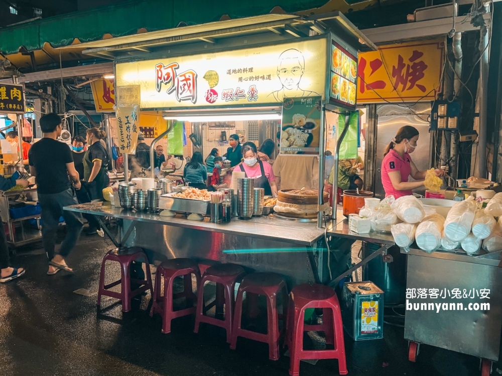 新北【樂華夜市】營業時間到凌晨12點，想吃宵夜的人不妨來此尋找。