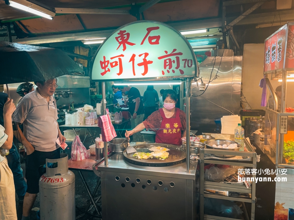 新北【樂華夜市】營業時間到凌晨12點，想吃宵夜的人不妨來此尋找。