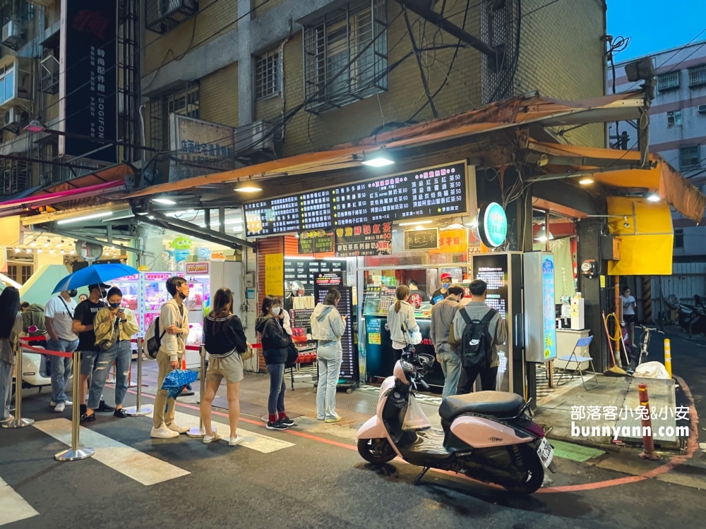新北【樂華夜市】營業時間到凌晨12點，想吃宵夜的人不妨來此尋找。