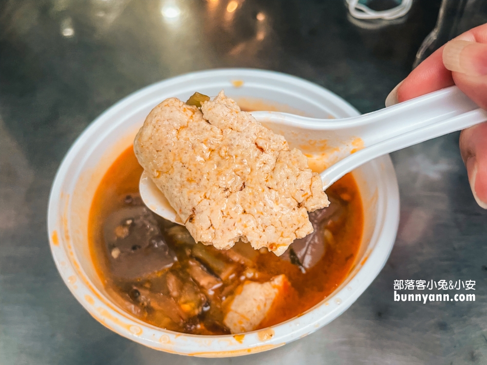 新北【樂華夜市】營業時間到凌晨12點，想吃宵夜的人不妨來此尋找。