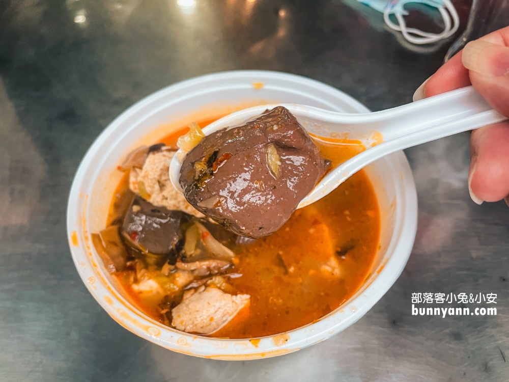 新北【樂華夜市】營業時間到凌晨12點，想吃宵夜的人不妨來此尋找。