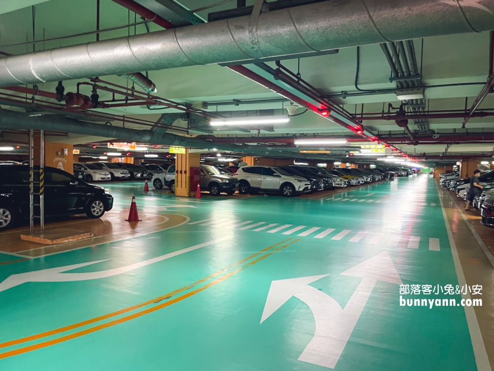 新北【樂華夜市】營業時間到凌晨12點，想吃宵夜的人不妨來此尋找。