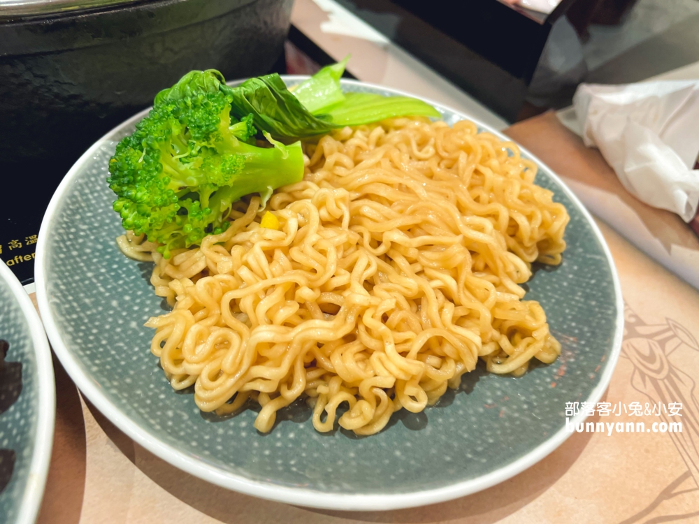 【嗑肉石鍋春日路店】桃園火鍋自助吧吃到飽餐廳，價位與肉質分享