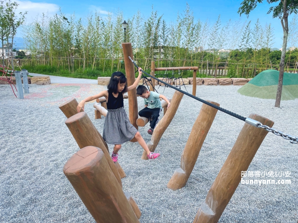 芎林公四水霧公園親子共融遊戲區，旁邊有很美星巴克!!