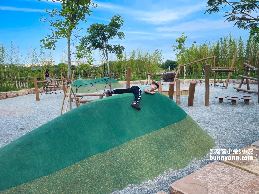 芎林公四水霧公園親子共融遊戲區，旁邊有很美星巴克!!
