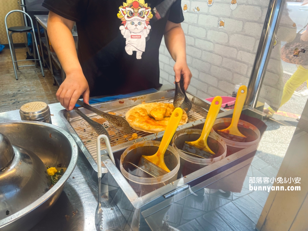北投炸彈蔥油餅，會膨脹餅皮搭半熟蛋好好吃!!