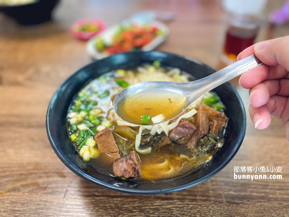 苗栗「香香牛肉麵」頭份路邊麵店，80元有很厚牛肉可吃