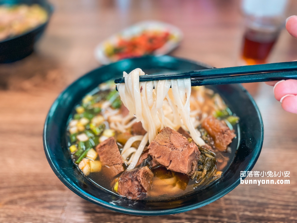 苗栗「香香牛肉麵」頭份路邊麵店，80元有很厚牛肉可吃