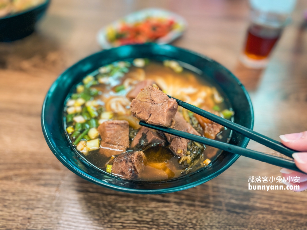 苗栗「香香牛肉麵」頭份路邊麵店，80元有很厚牛肉可吃