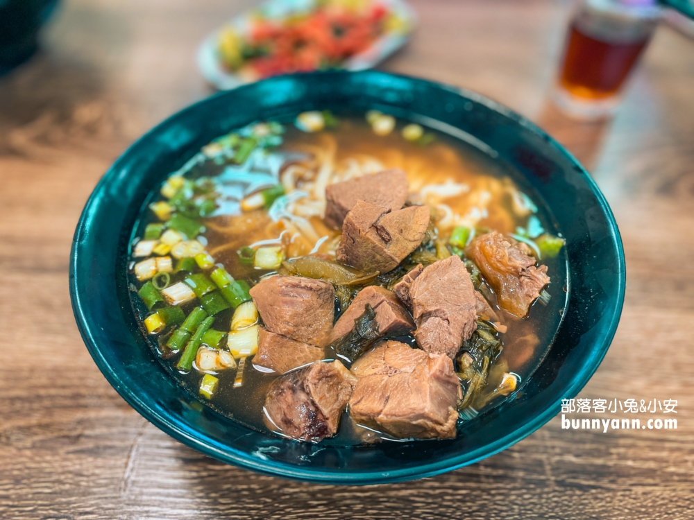 苗栗「香香牛肉麵」頭份路邊麵店，80元有很厚牛肉可吃