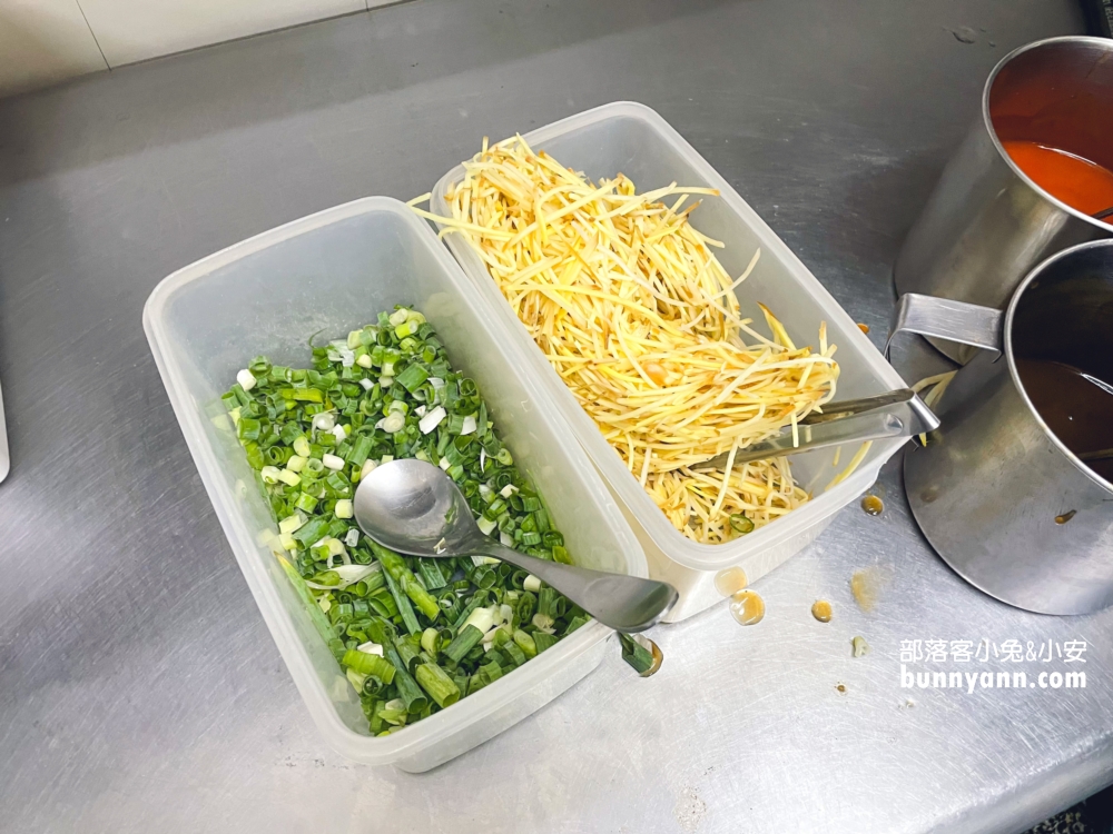 善化美食》阿牛仔牛肉湯，牛肉湯只賣100元，肉燥飯吃到飽超讚。