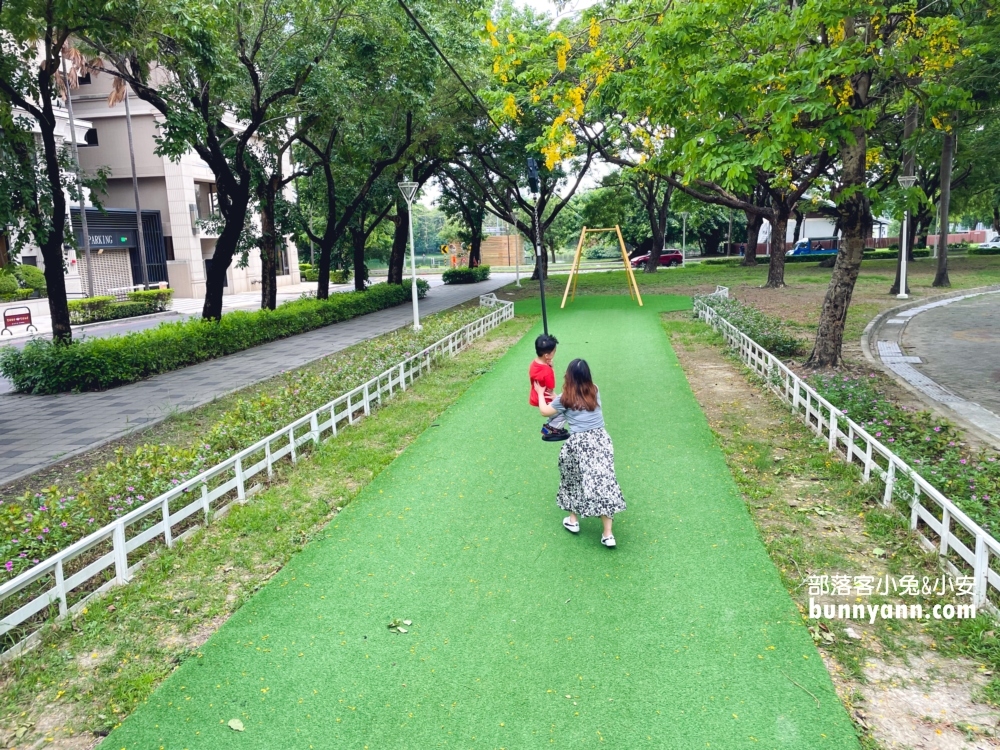 免費玩的「蓮池潭兒童公園」超棒，暢遊地景公園、童話世界場景