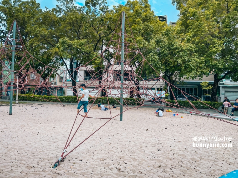 免費玩的「蓮池潭兒童公園」超棒，暢遊地景公園、童話世界場景