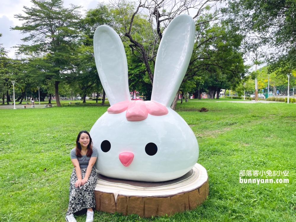 免費玩的「蓮池潭兒童公園」超棒，暢遊地景公園、童話世界場景