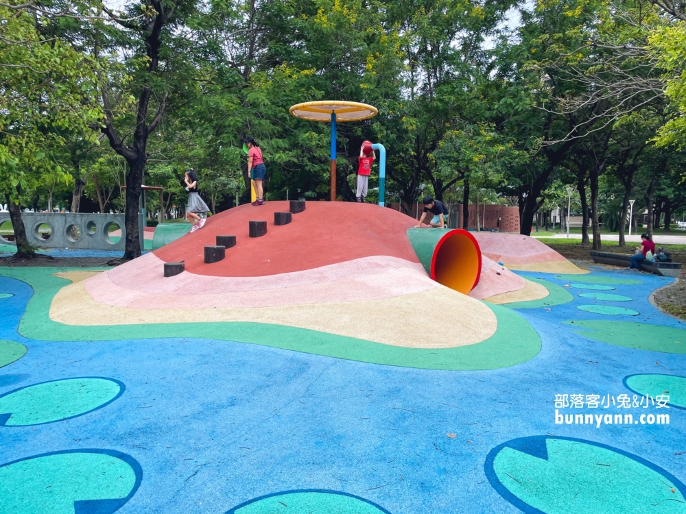 免費玩的「蓮池潭兒童公園」超棒，暢遊地景公園、童話世界場景